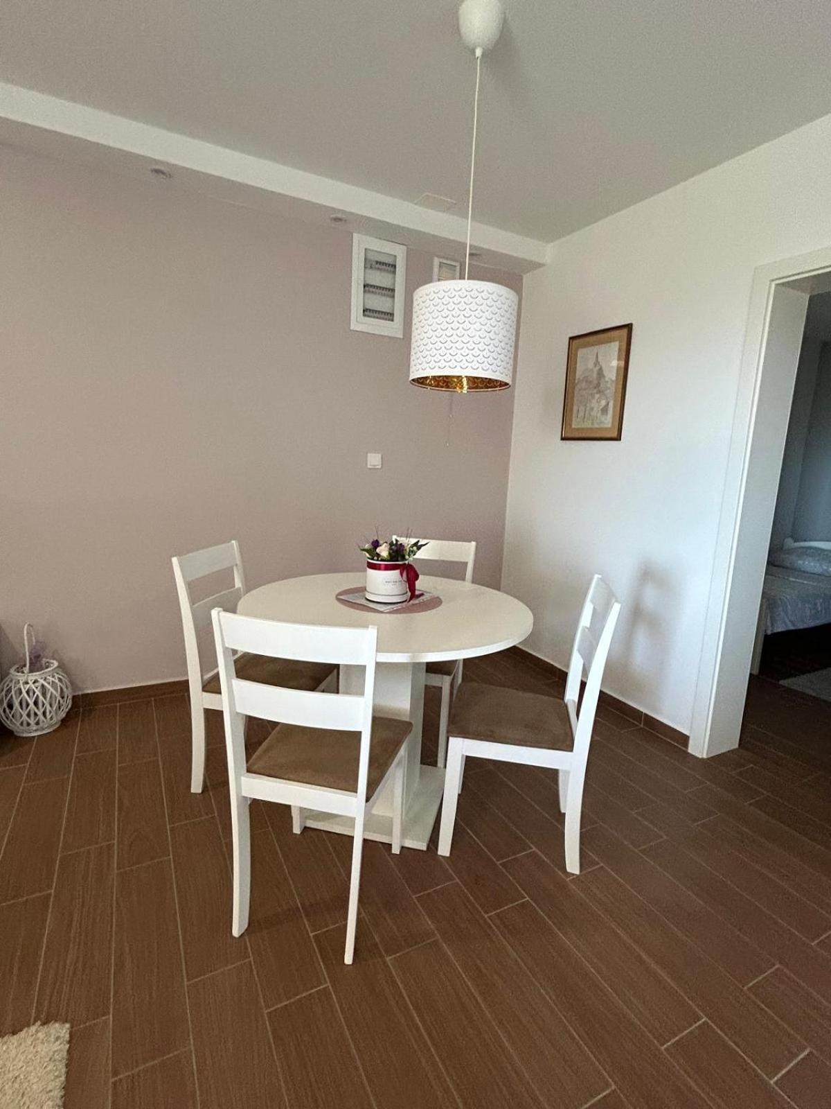 Apartman Lorna 투라니 외부 사진