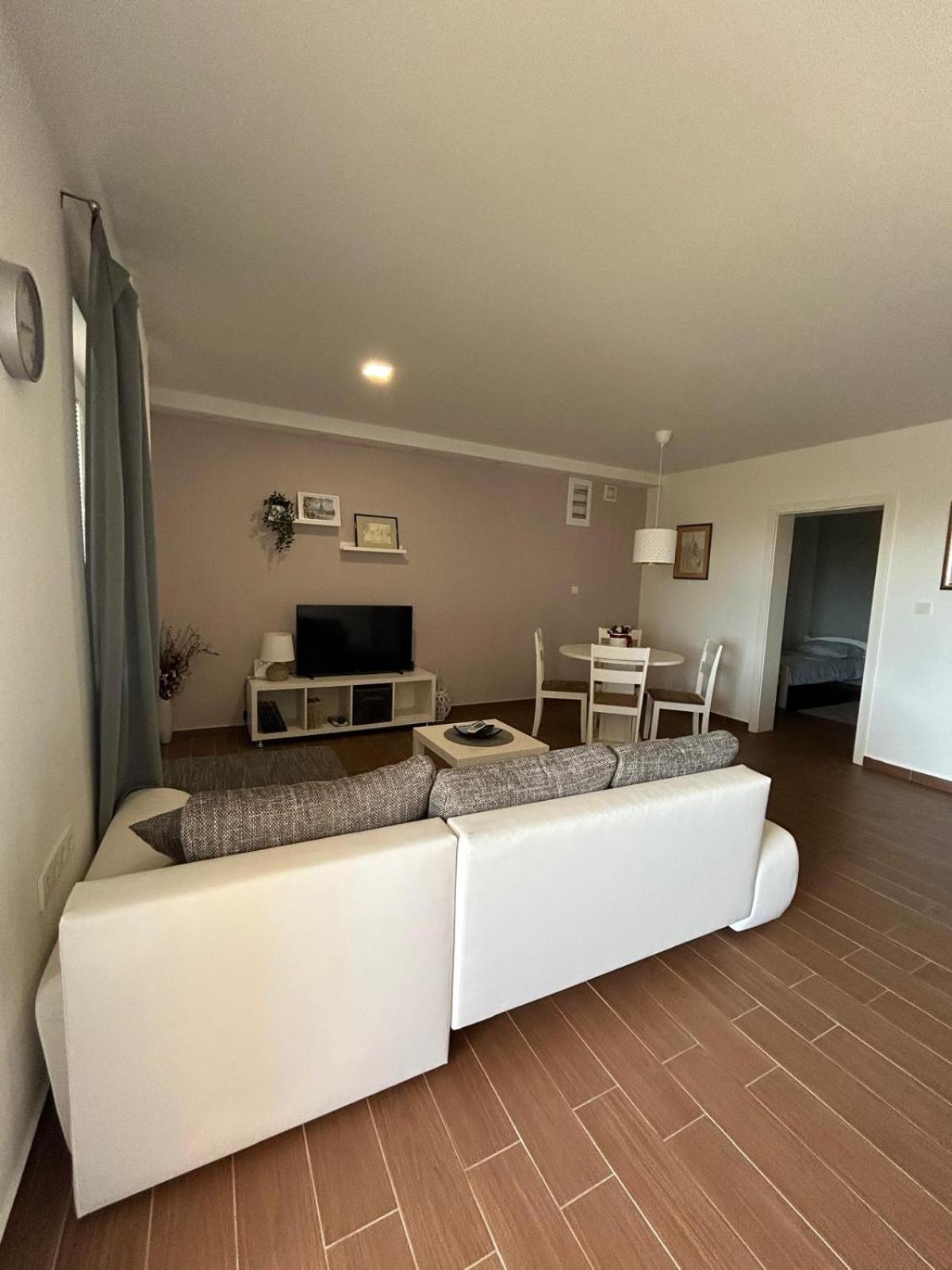 Apartman Lorna 투라니 외부 사진