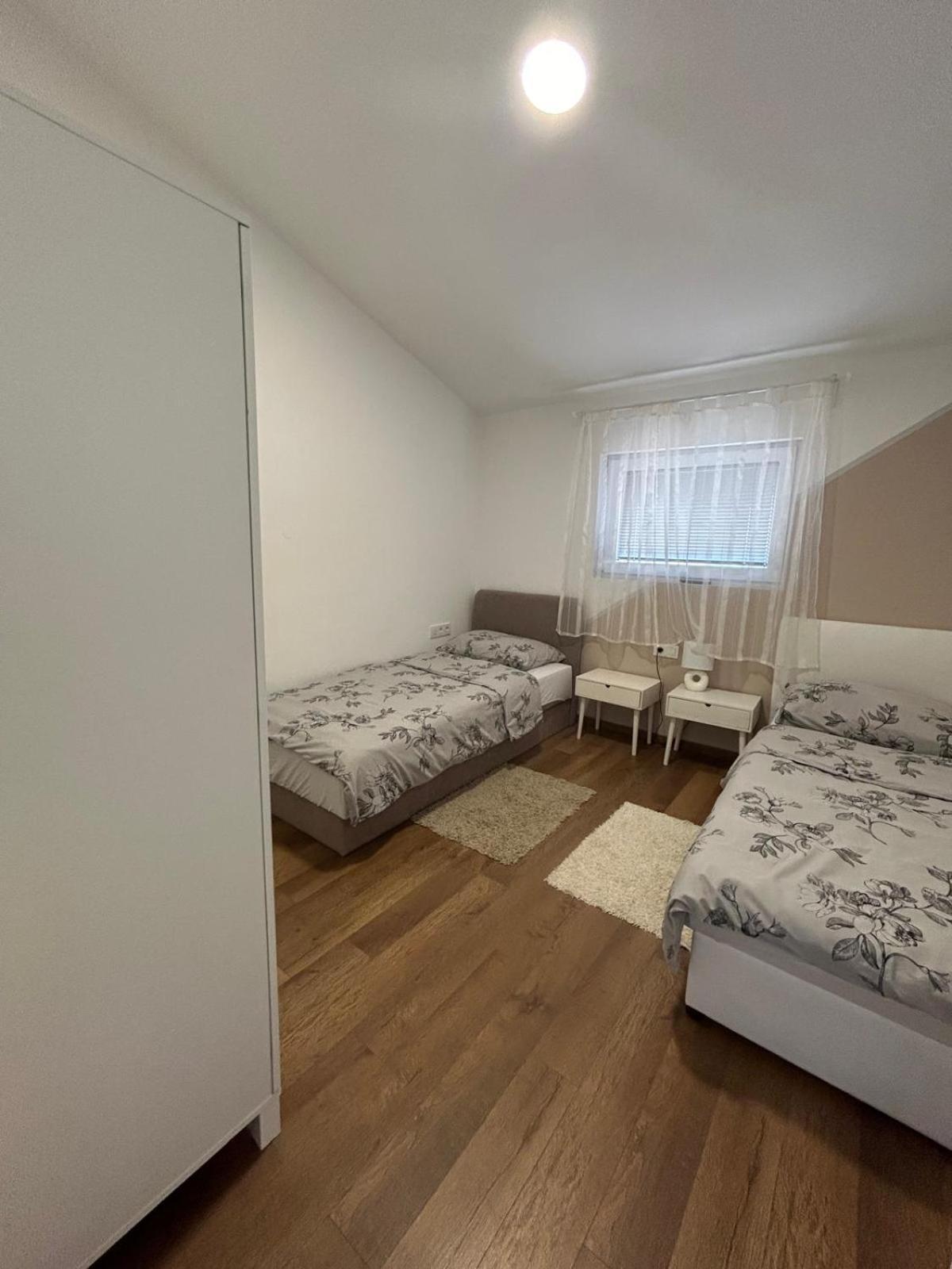 Apartman Lorna 투라니 외부 사진