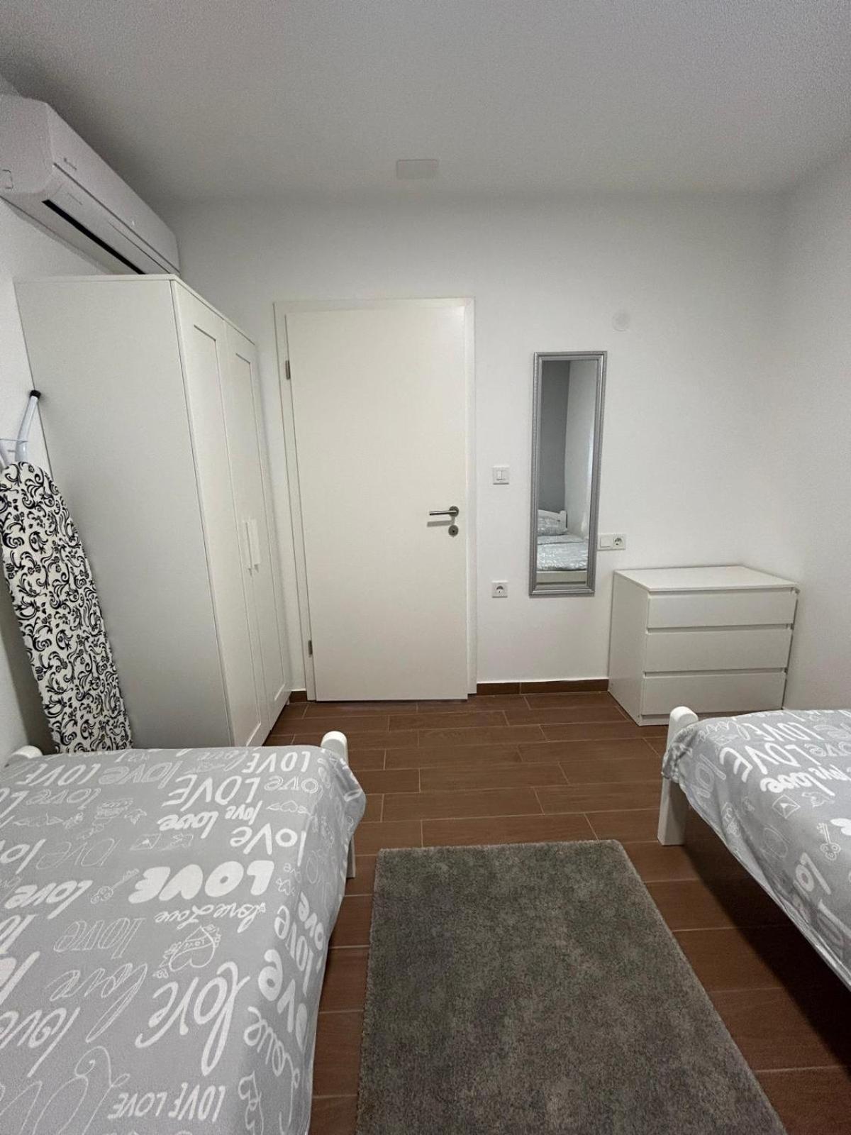 Apartman Lorna 투라니 외부 사진