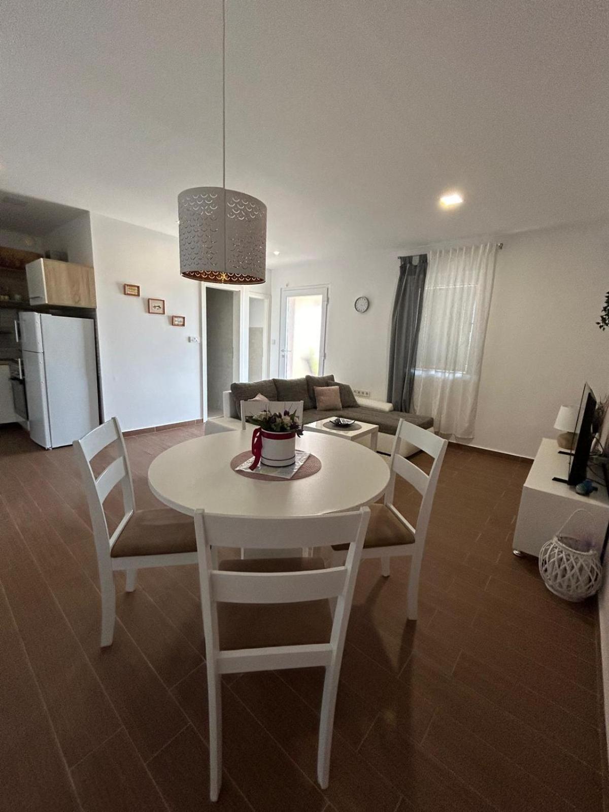 Apartman Lorna 투라니 외부 사진