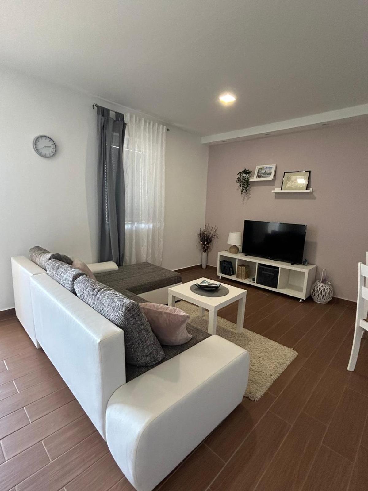 Apartman Lorna 투라니 외부 사진