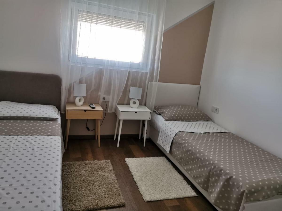 Apartman Lorna 투라니 외부 사진